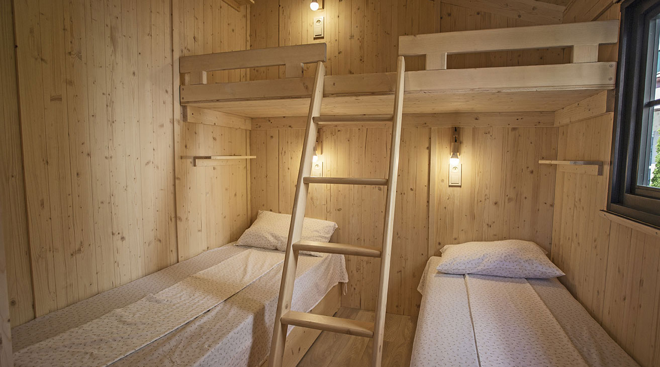 dormitorio con 3 camas